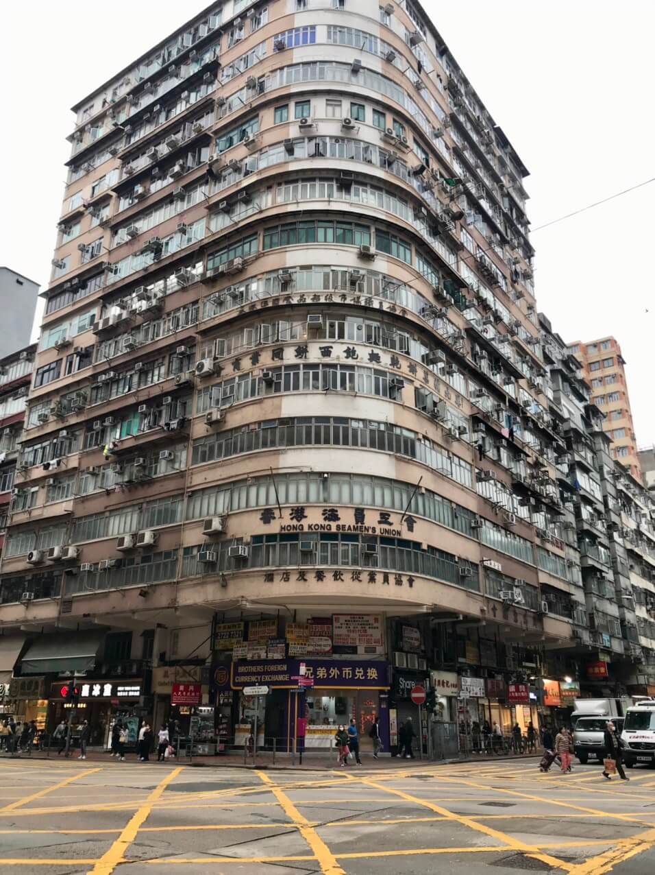 Một tòa nhà cũ trên phố