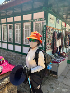 Thử mũ nấm trên dọc đường trek
