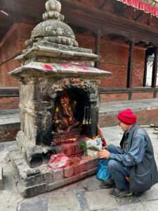 Một cụ già làm lễ trong Kathmandu Durbar Square