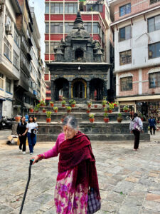 Trước cổng một ngôi đền trong Thamel