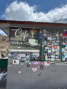 Một quán cafe ở dọc chặng trek với độ cao 4620m
